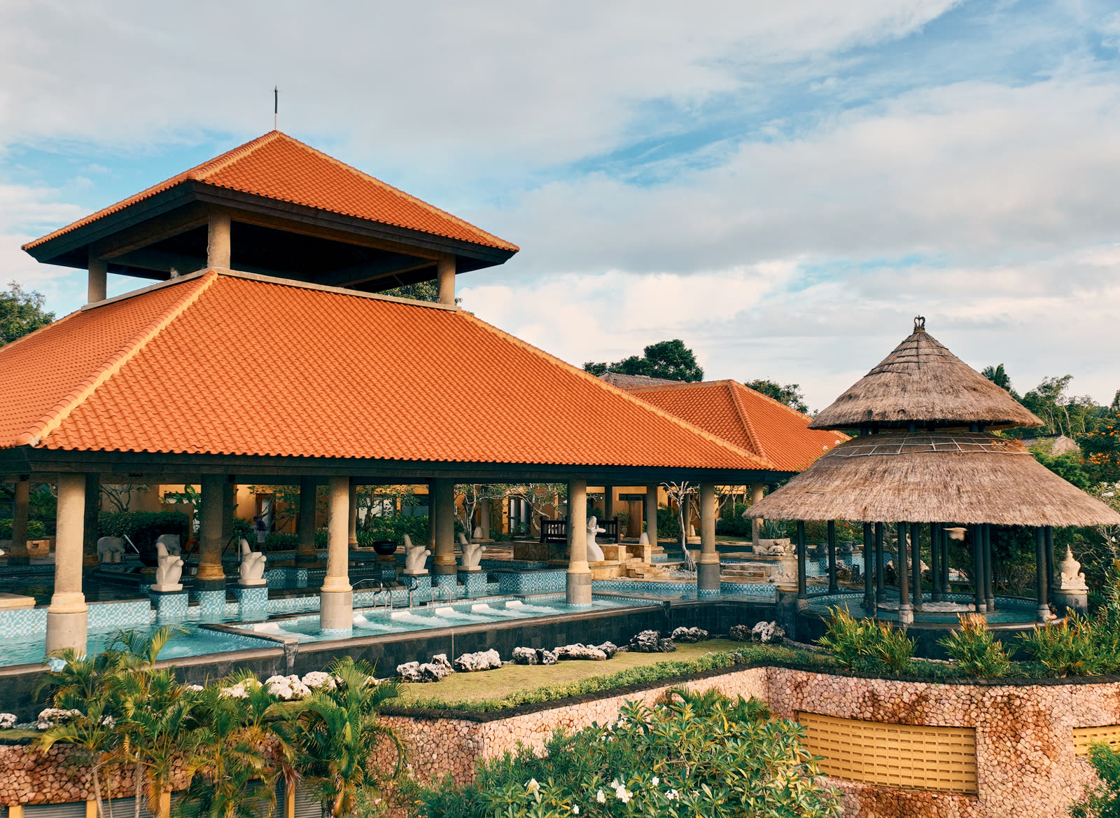 Thalassotherapy pool