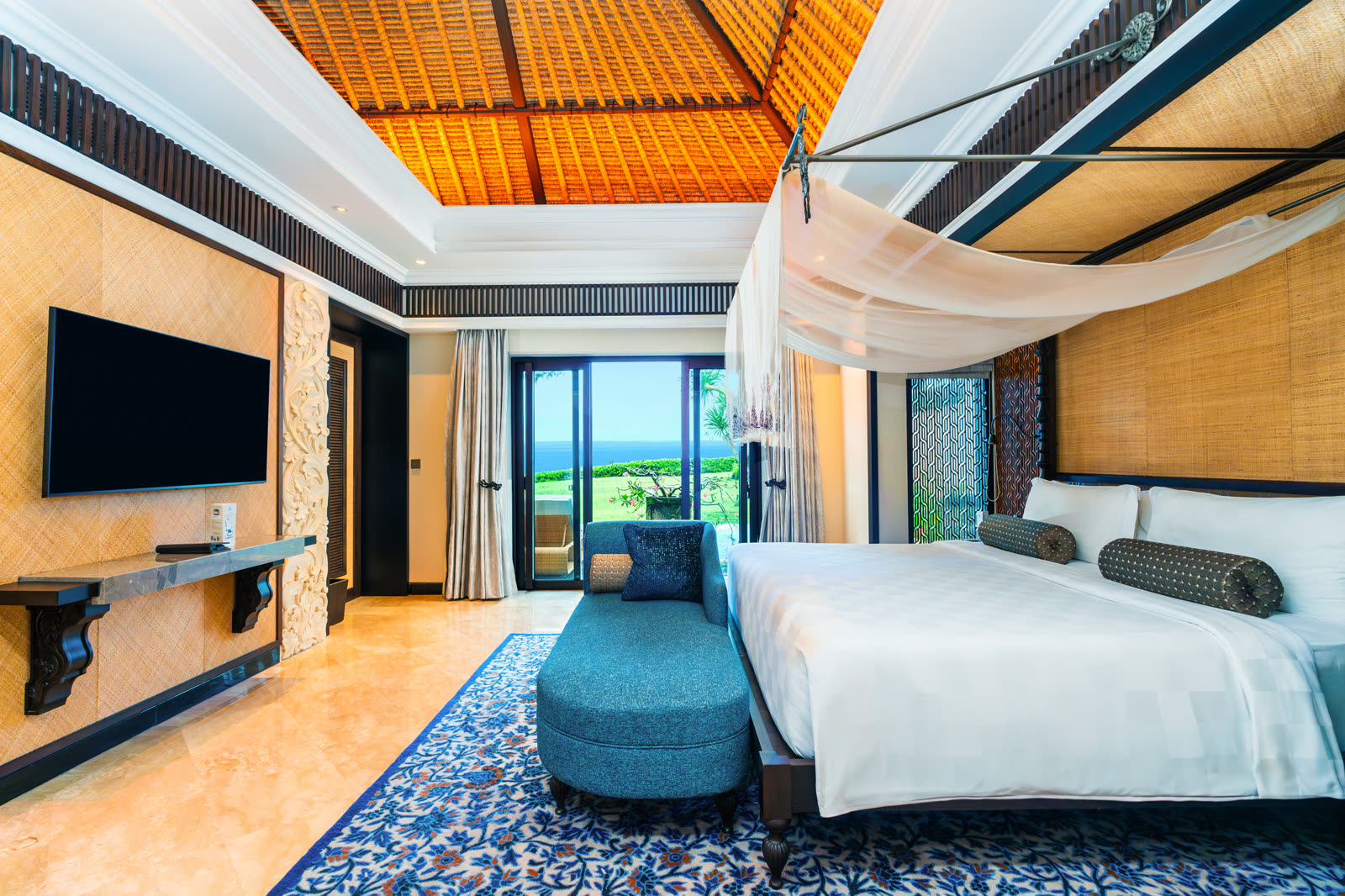 One Bedroom Ocean Front Villa (King Bed)