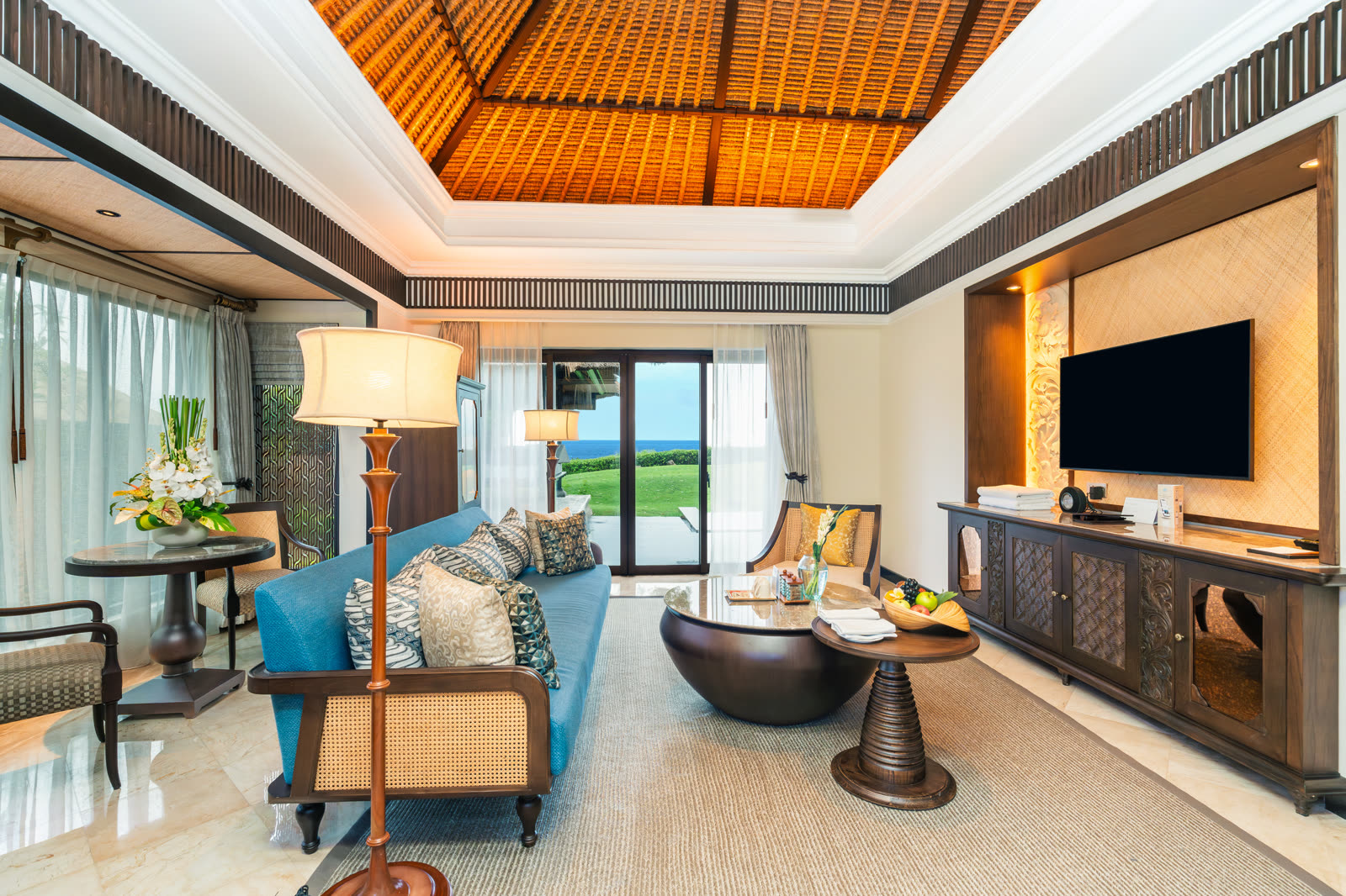 One Bedroom Ocean Front Villa (Living Room)