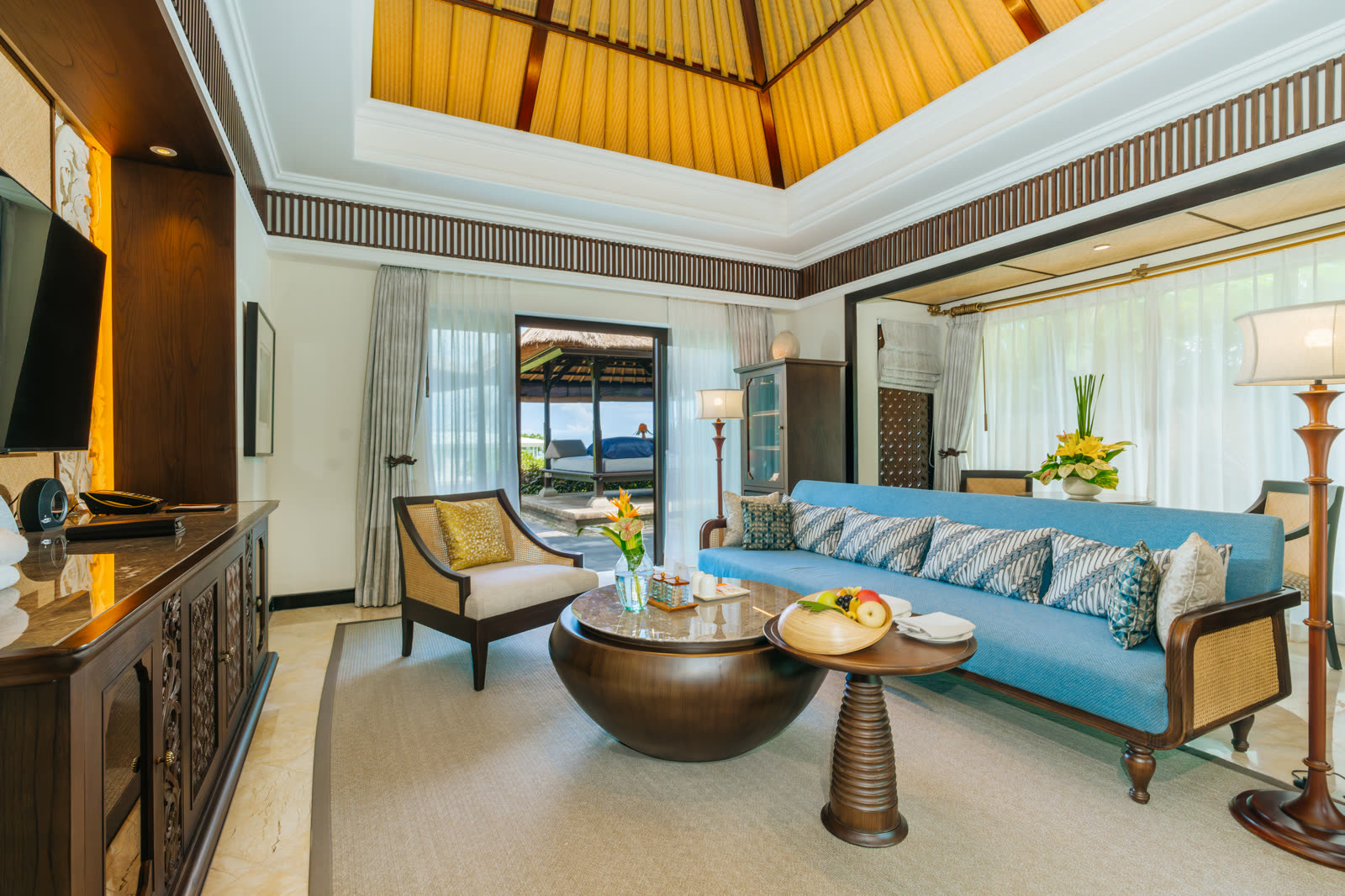 One Bedroom Ocean View Villa (Living Room)