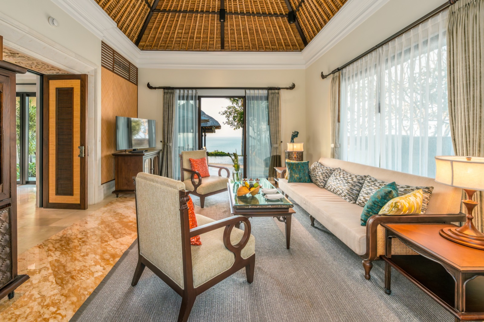 Ocean Front Cliff Villa (Living Room)