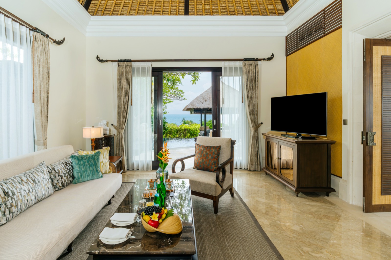 Ocean View Cliff Villa (Living Room)